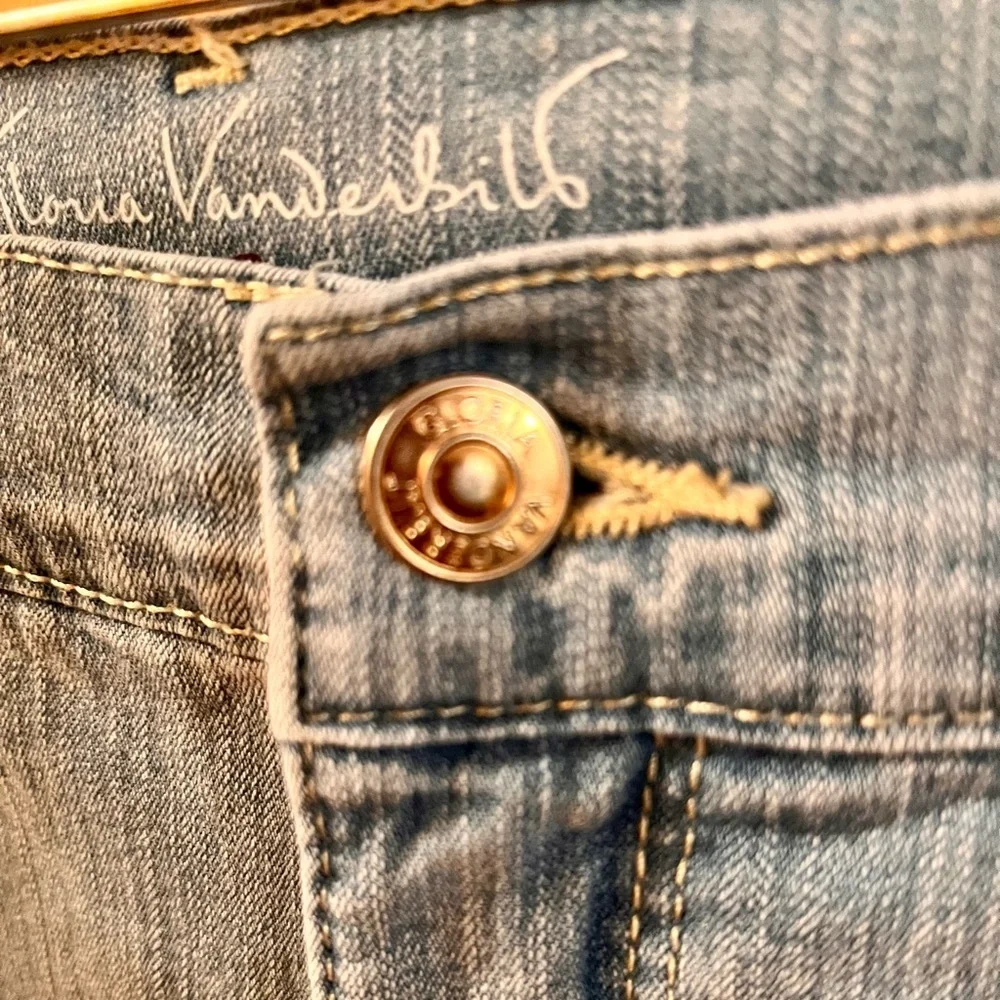 Gloria Vanderbilt Amanda Slimming Denim Bermuda Shorts Size 8 High Rise Blue